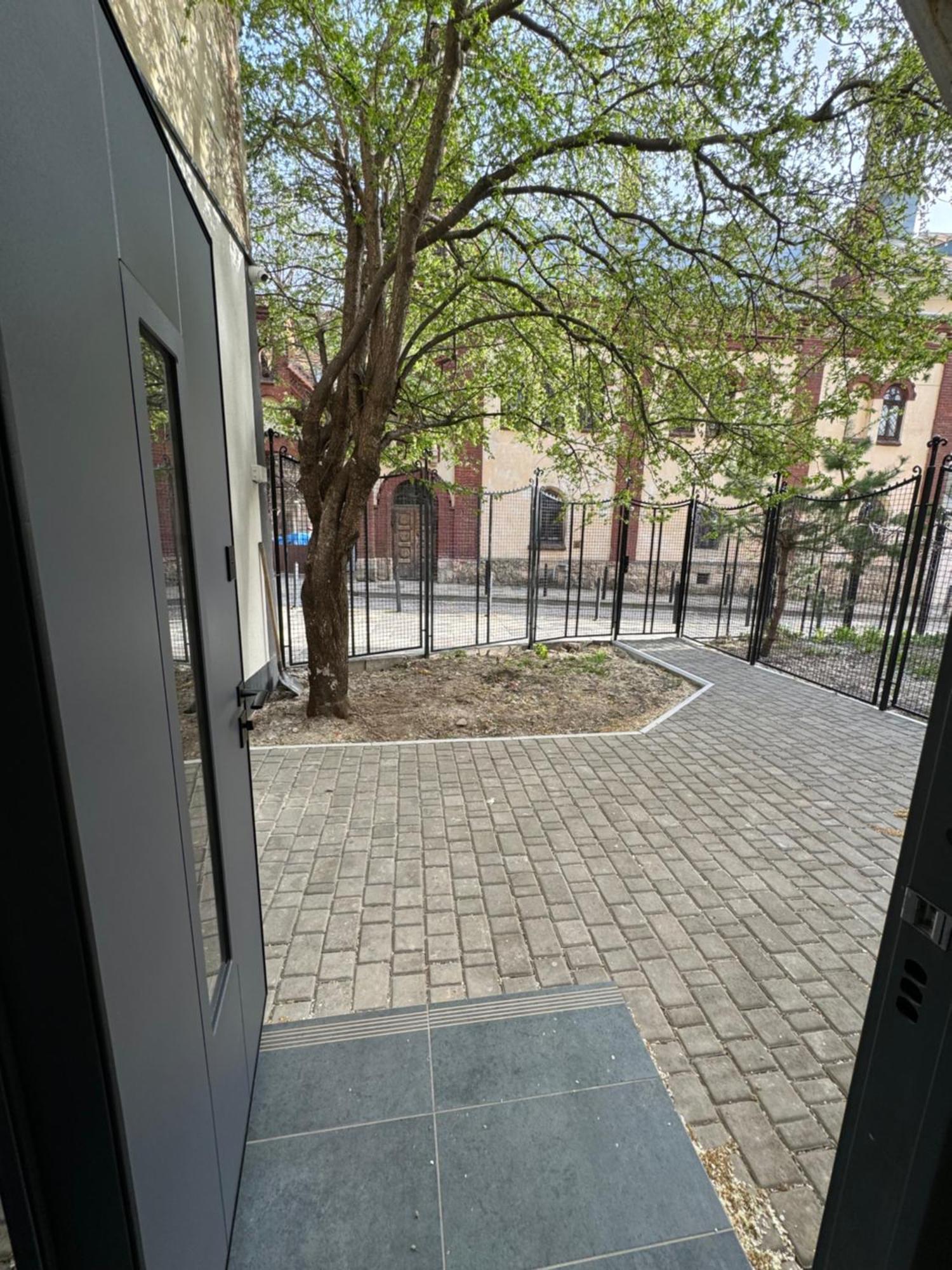 On Snijna Street 5